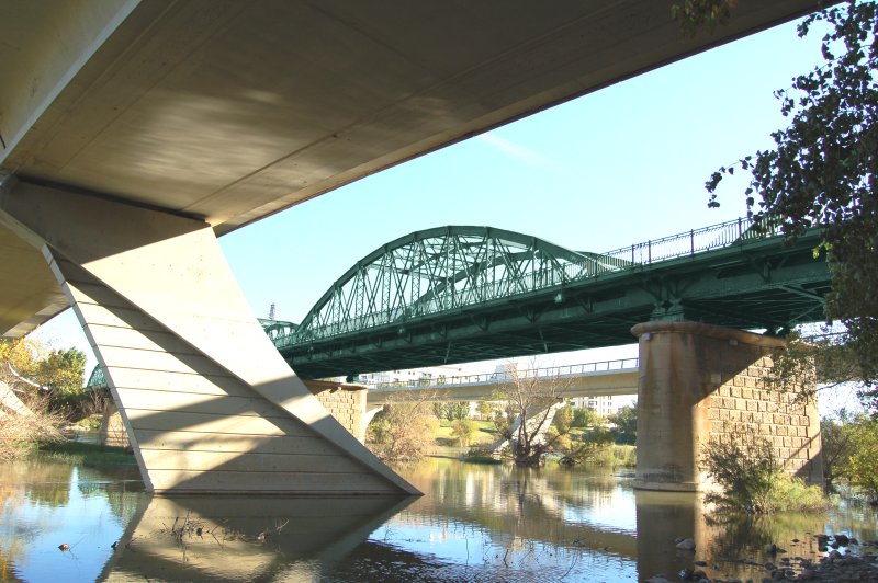 Vista Lateral del Puente de Hierro Pintado en Verde