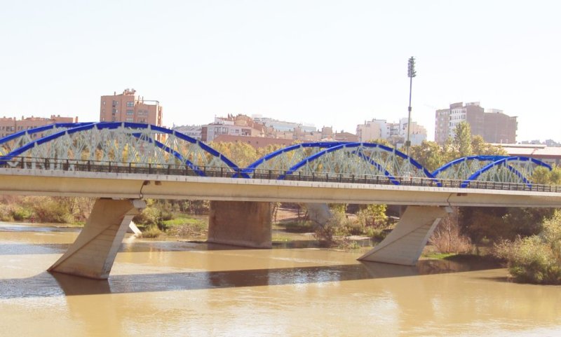 Vista Lateral del Puente de Hierro Pintado en Azul y Blanco