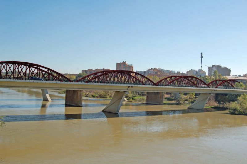 Vista Lateral del Puente de Hierro Pintado en Rojo