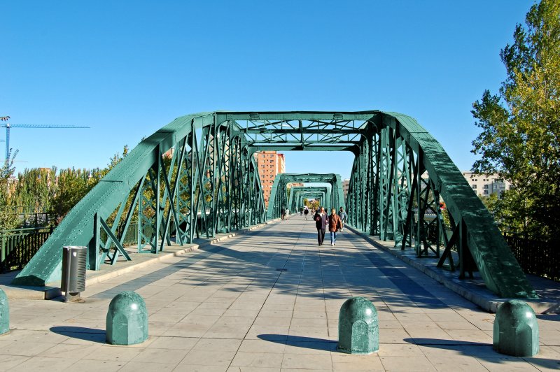 Vista Peatonal del Puente de Hierro Pintado en Verde