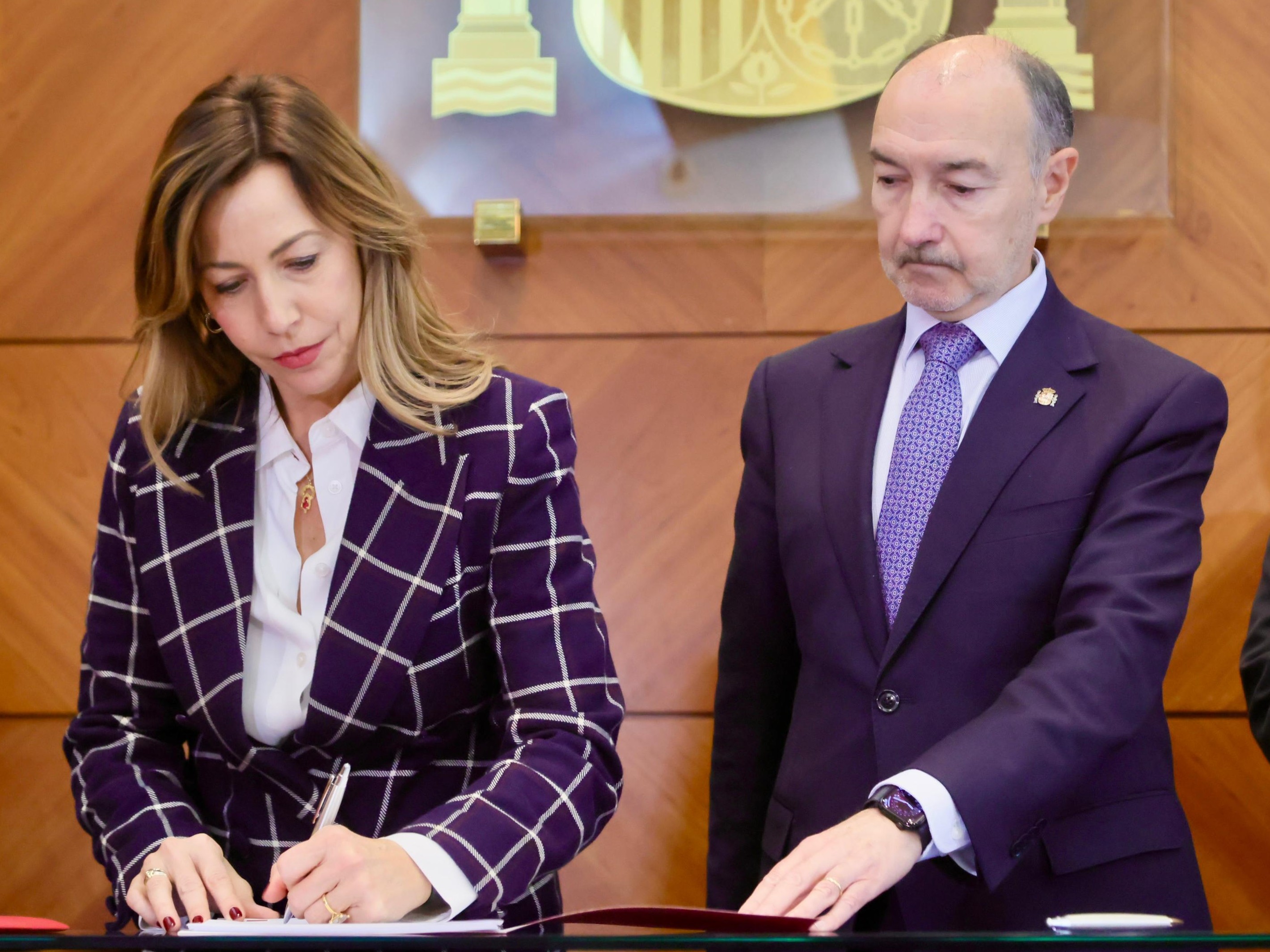 La alcaldesa Natalia Chueca firma con el delegado del Gobierno el protocolo de adhesión de Zaragoza al sistema Viogén