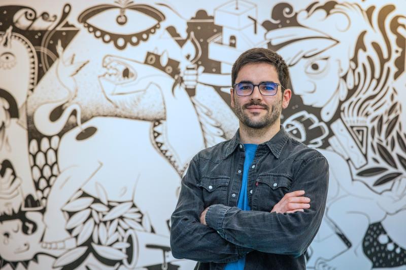 Imagen: Daniel Martín posa delante de su mural, en el que