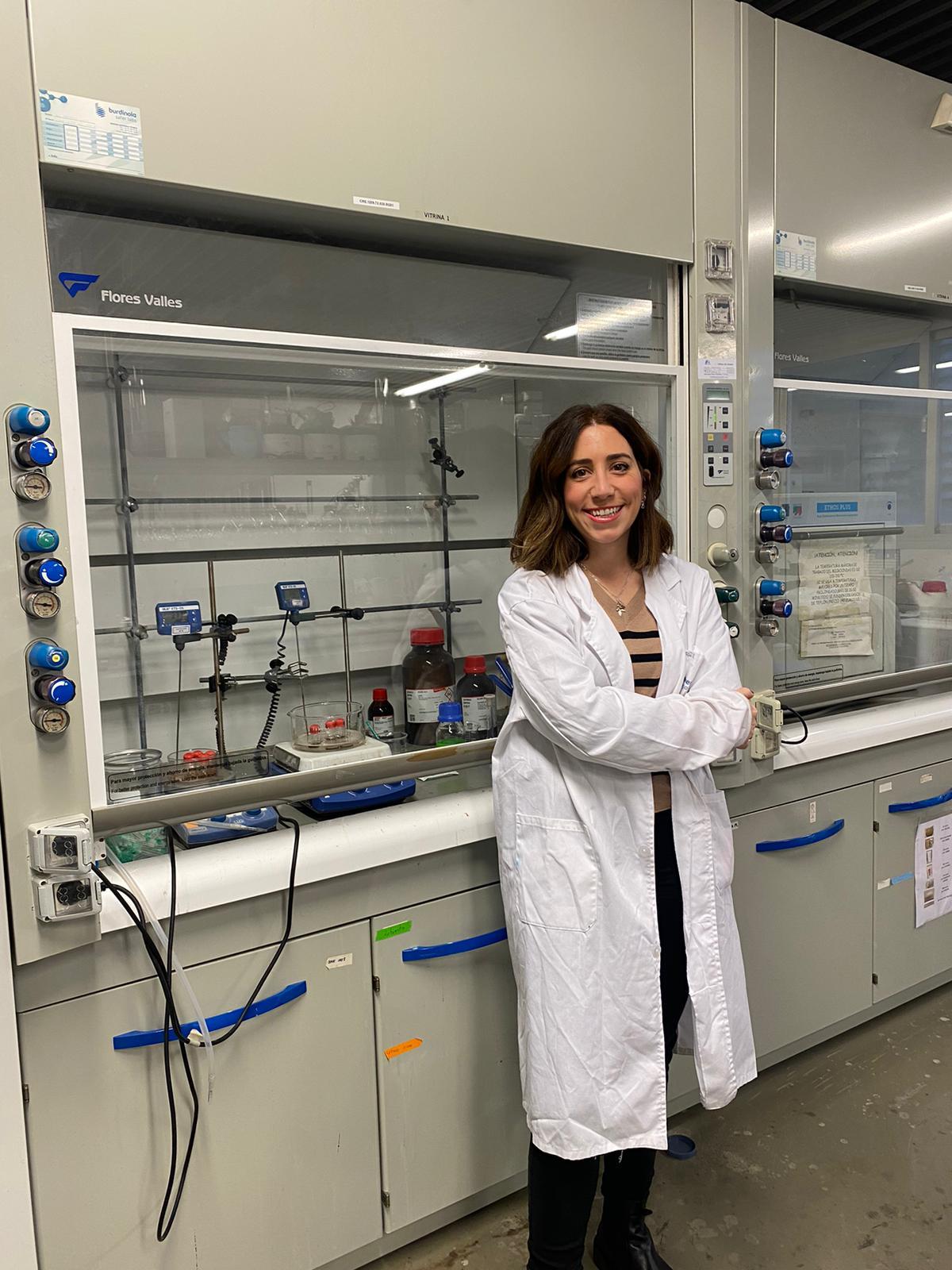 María Sancho en el laboratorio.