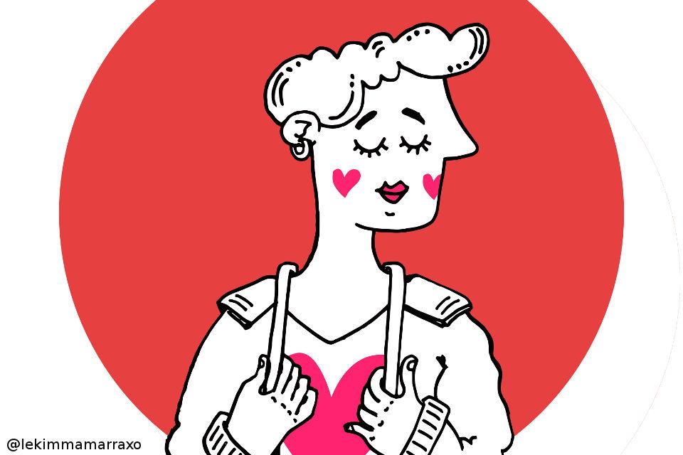 Una chica cierra los ojos. Lleva corazones dibujados en sus mejillas y otro en la camiseta.